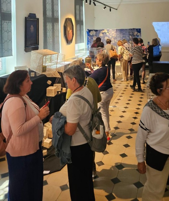 Bezoekers praten en bekijken kunstwerken in de Abdij. (vergroot foto)