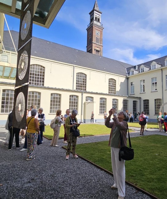 Bezoekers bekijken een tentoonstelling in de pandhof. (vergroot foto)
