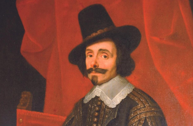 Portret van Coloma met zwarte hoed en kanten kraag, gekleed in een rijk versierde donkere mantel, voor een rode achtergrond. (vergroot foto)