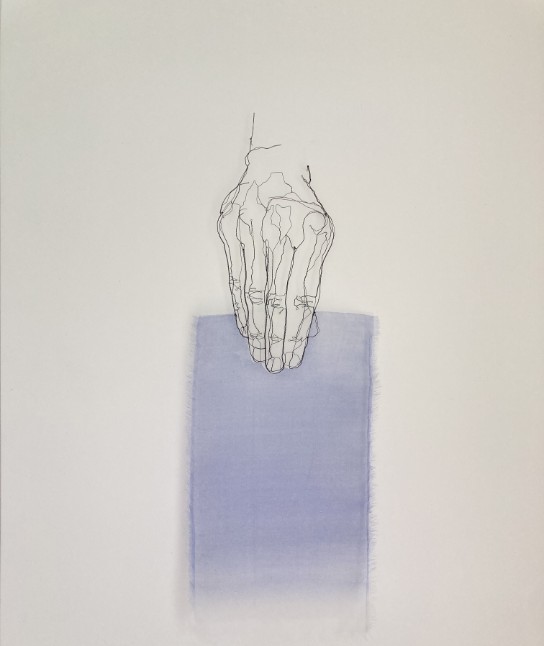 Draadkunst van een hand die een lichtblauw, rechthoekig stuk stof vasthoudt op een witte achtergrond. (vergroot foto)